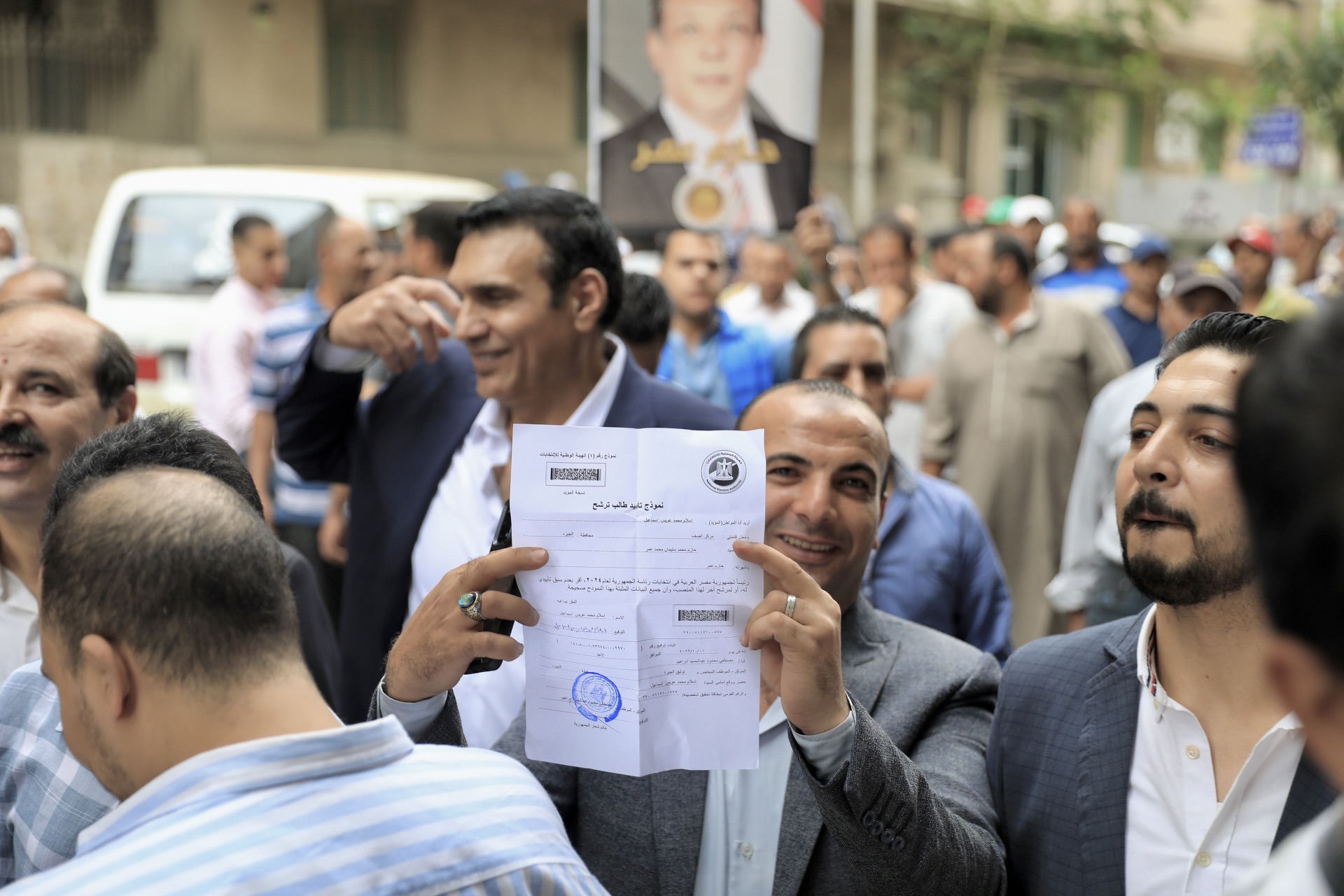 حازم عمر المرشح الرئاسى المحتمل يتابع عملية توثيق توكيلات دعم مرشحي الرئاسة (2)