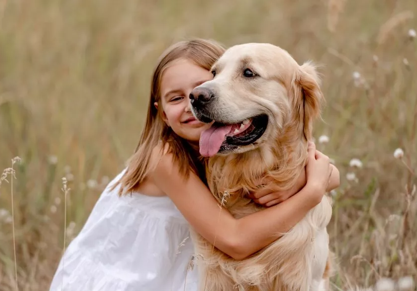فتاة مع كلبها