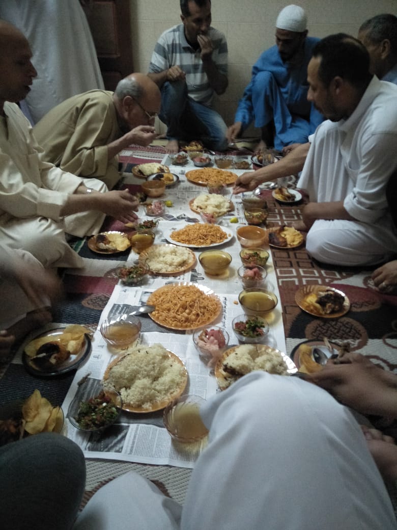 المحبين يتناولون الطعام فى خدمات الطرق الصوفية