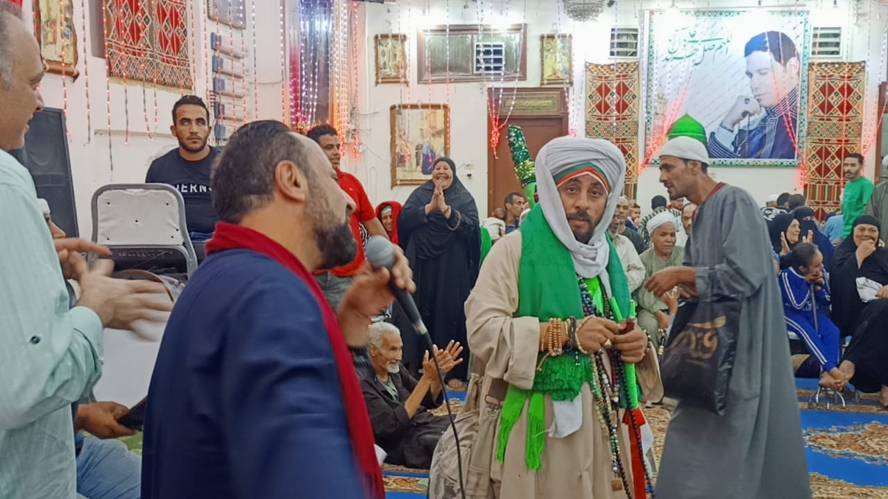 حلقات ذكر داخل خيمة إحدى الطرق الصوفية