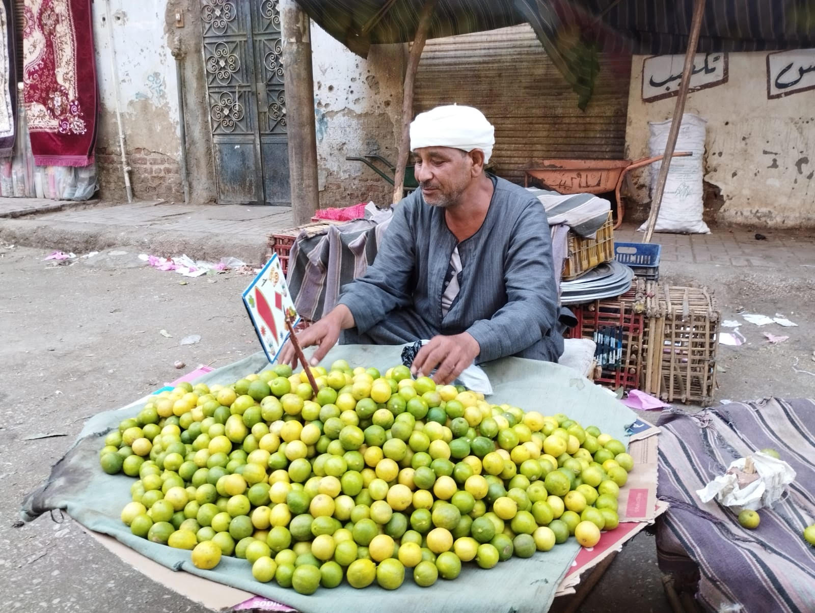 كفيف يبيع الخضراوات والليمون في أسواق قنا (4)