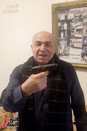 يحمل المسدس الاسرائيلى