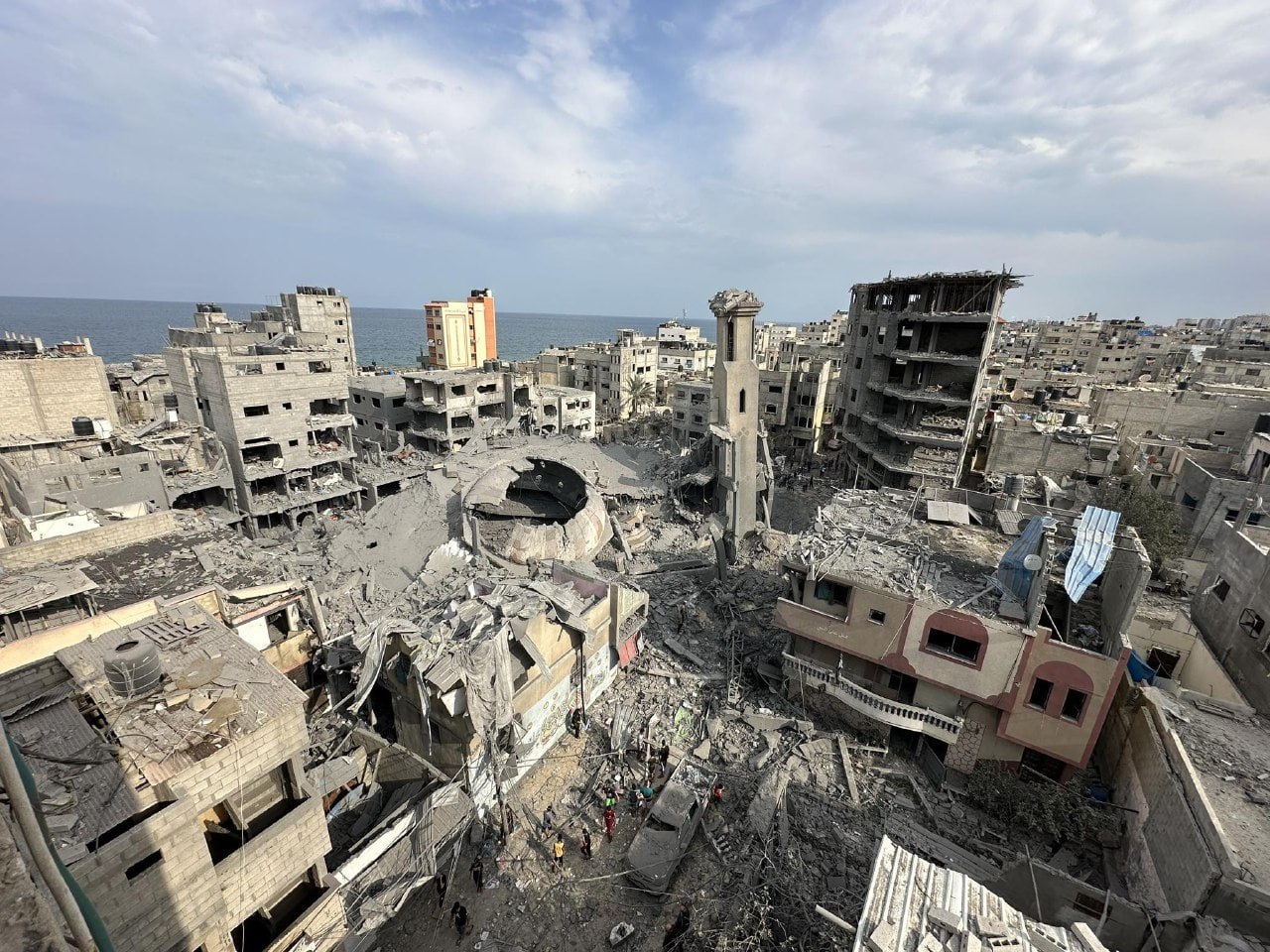 إسرائيل تدمر مباني سكنية في غزة