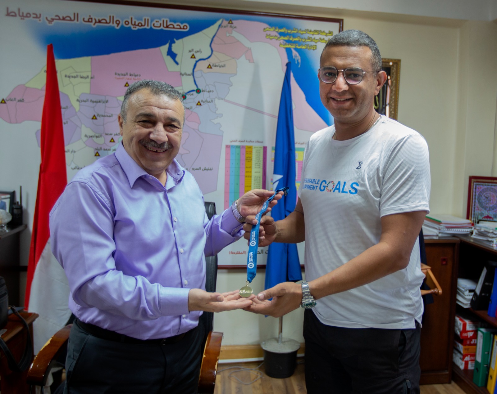 رئيس مياه دمياط يلتقي البطل المصري المغامر علي عبده (2)