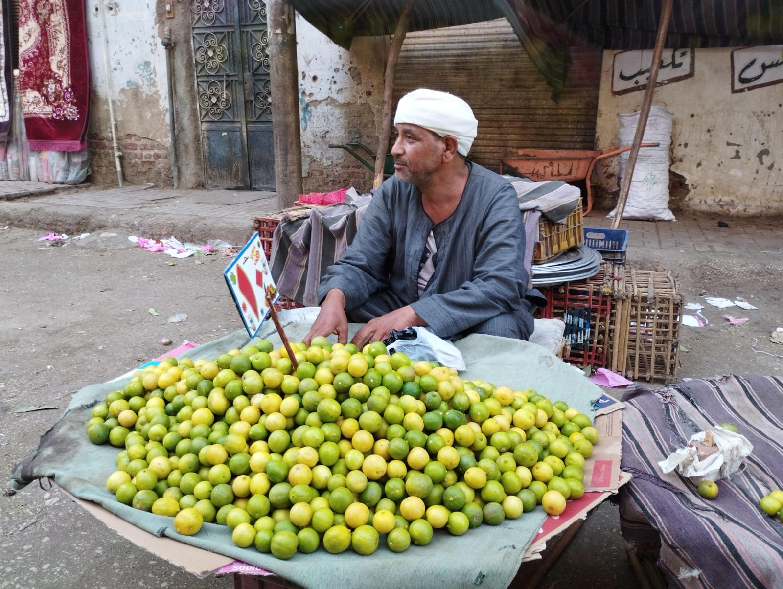 كفيف يبيع الخضراوات والليمون في أسواق قنا (2)