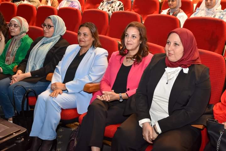 مهرجانات استقبال ولقاءات تعريفية بكليات جامعة عين شمس (10)