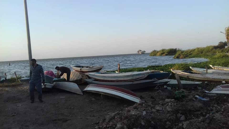 اصلاح المراكب على ضفاف البحيرة