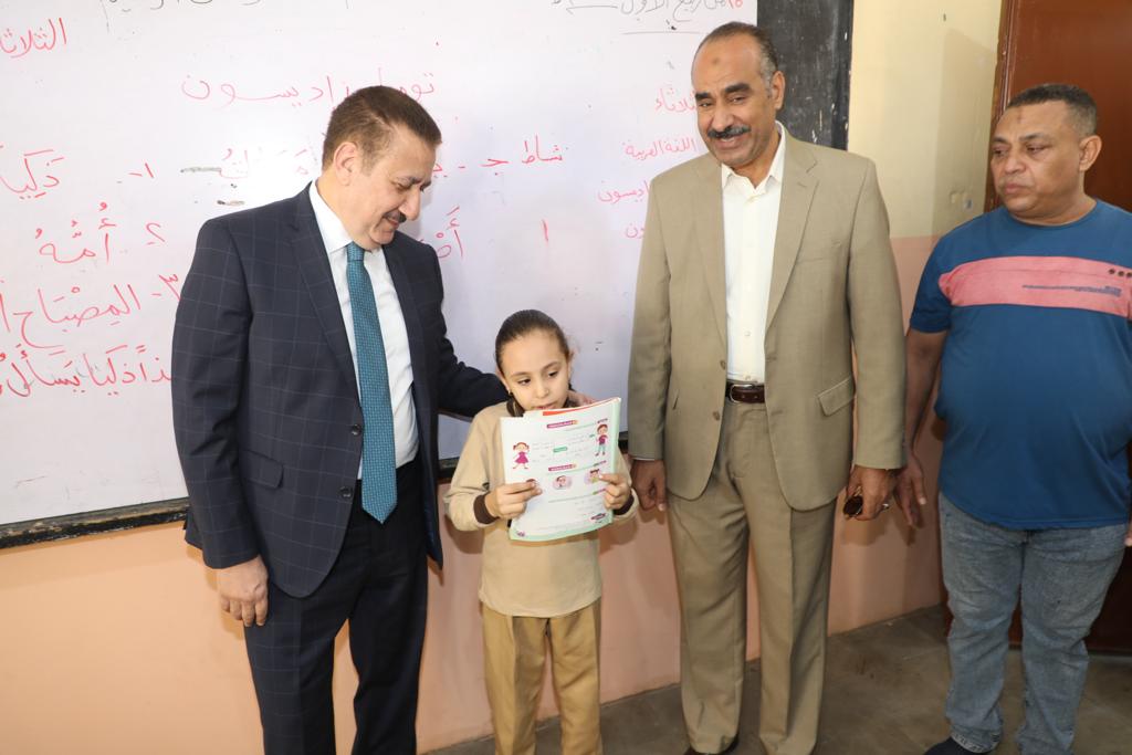 المحافظ داخل أحد المدارس