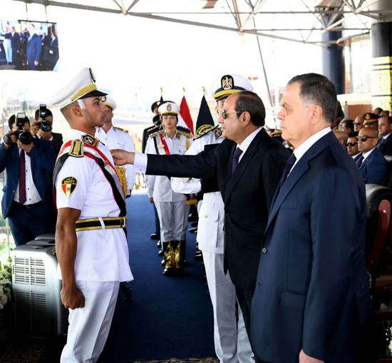 الرئيس السيسى يشهد تخريج دفعة جديدة من كلية الشرطة (17)
