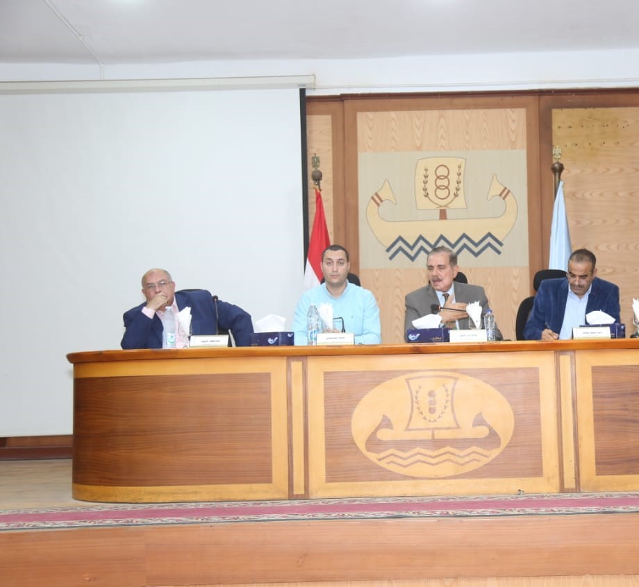 محافظ كفر الشييخ يناقش خطة مواجهة السيول