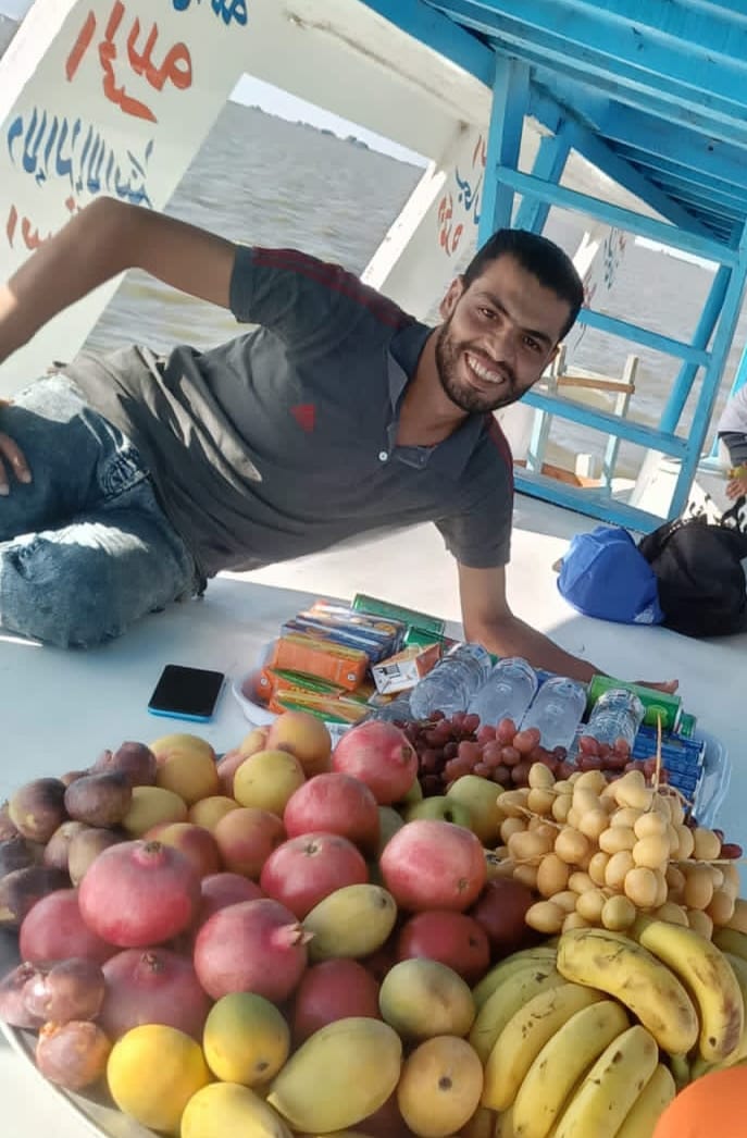 تقديم الفواكة للسياح