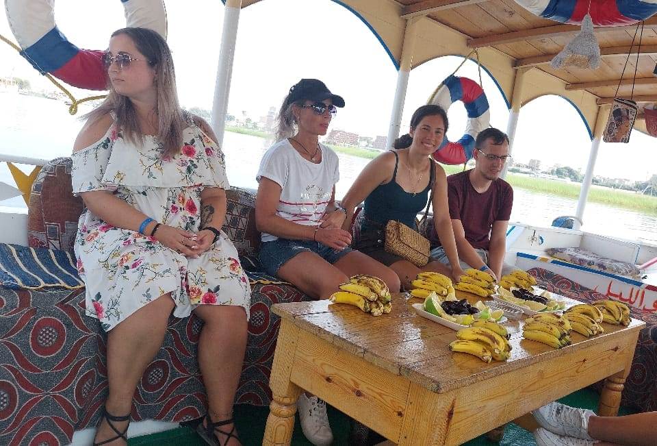 رحلة نيلية للسياح وتقديم أطباق الموز والفاكهة لهم