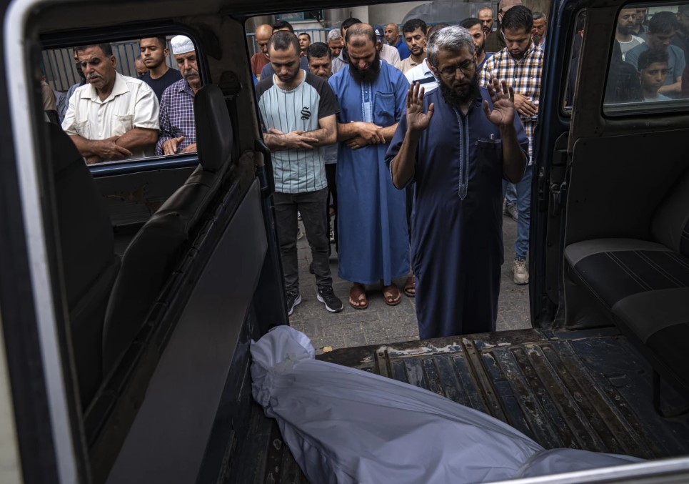 صلاة الجنازة على أحد شهداء غزة