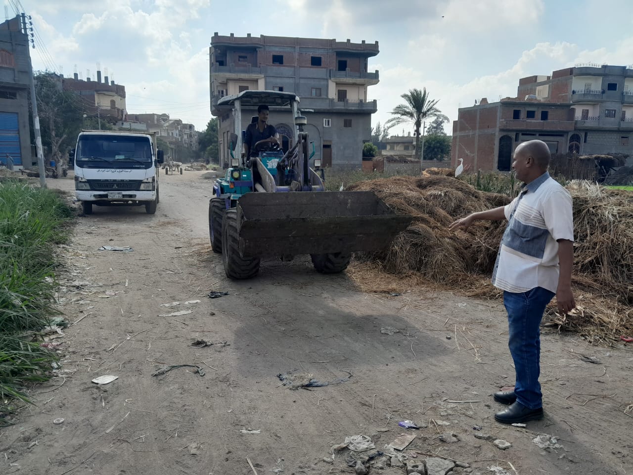 جانب من عملية إزالة النفايات في دسوق