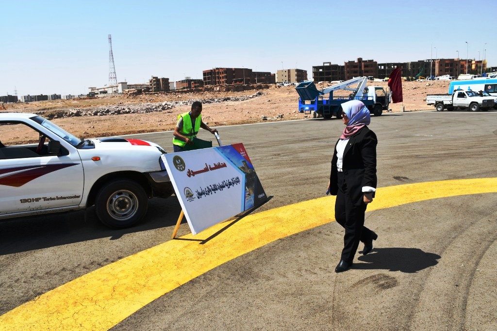 المهندسة فاطمة إبراهيم السكرتير العام لمحافظة أسوان تتابع إجراءات تنفيذ المشروع