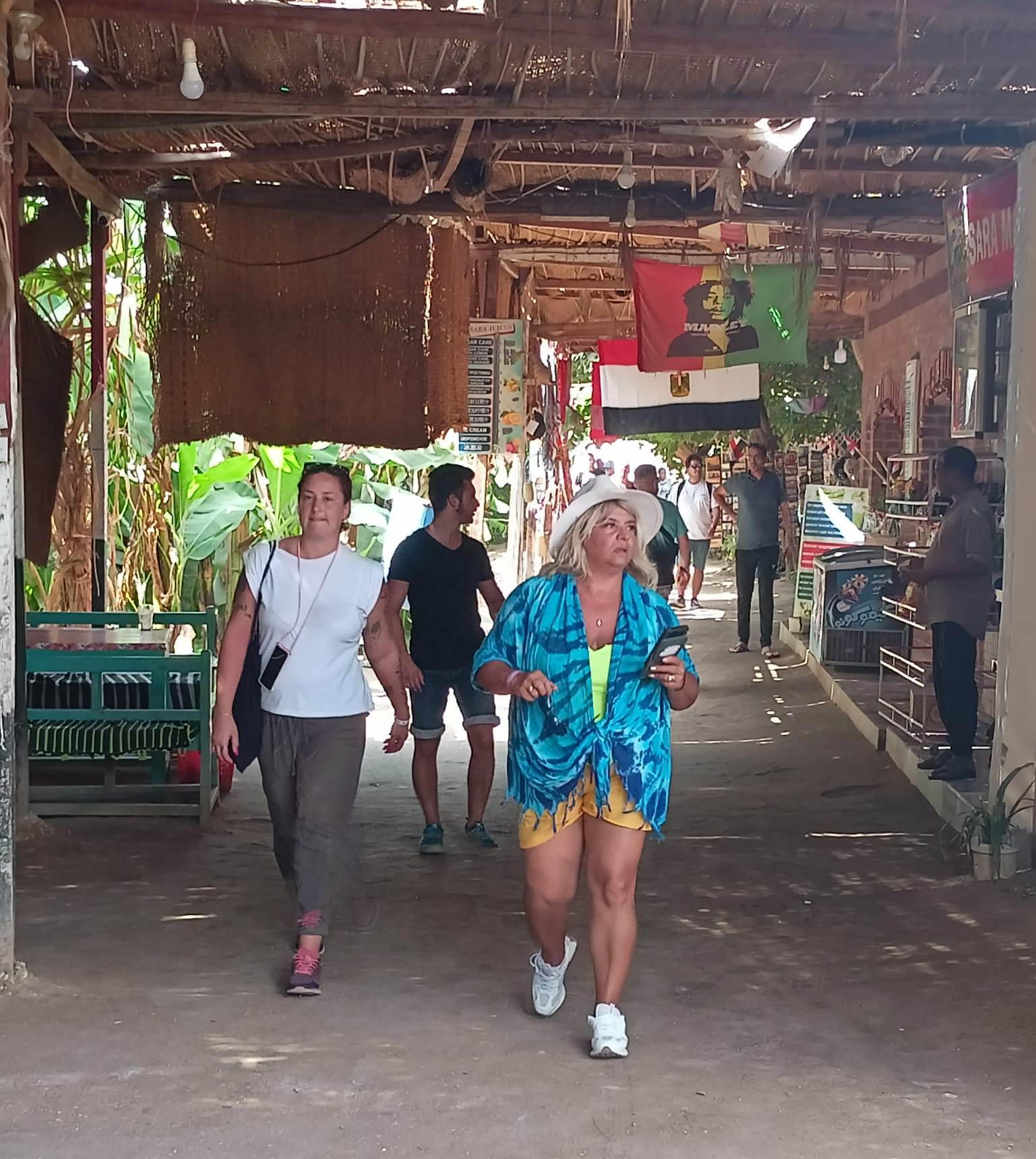 السياح خلال استجمامهم فى جزيرة الموز غرب الأقصر