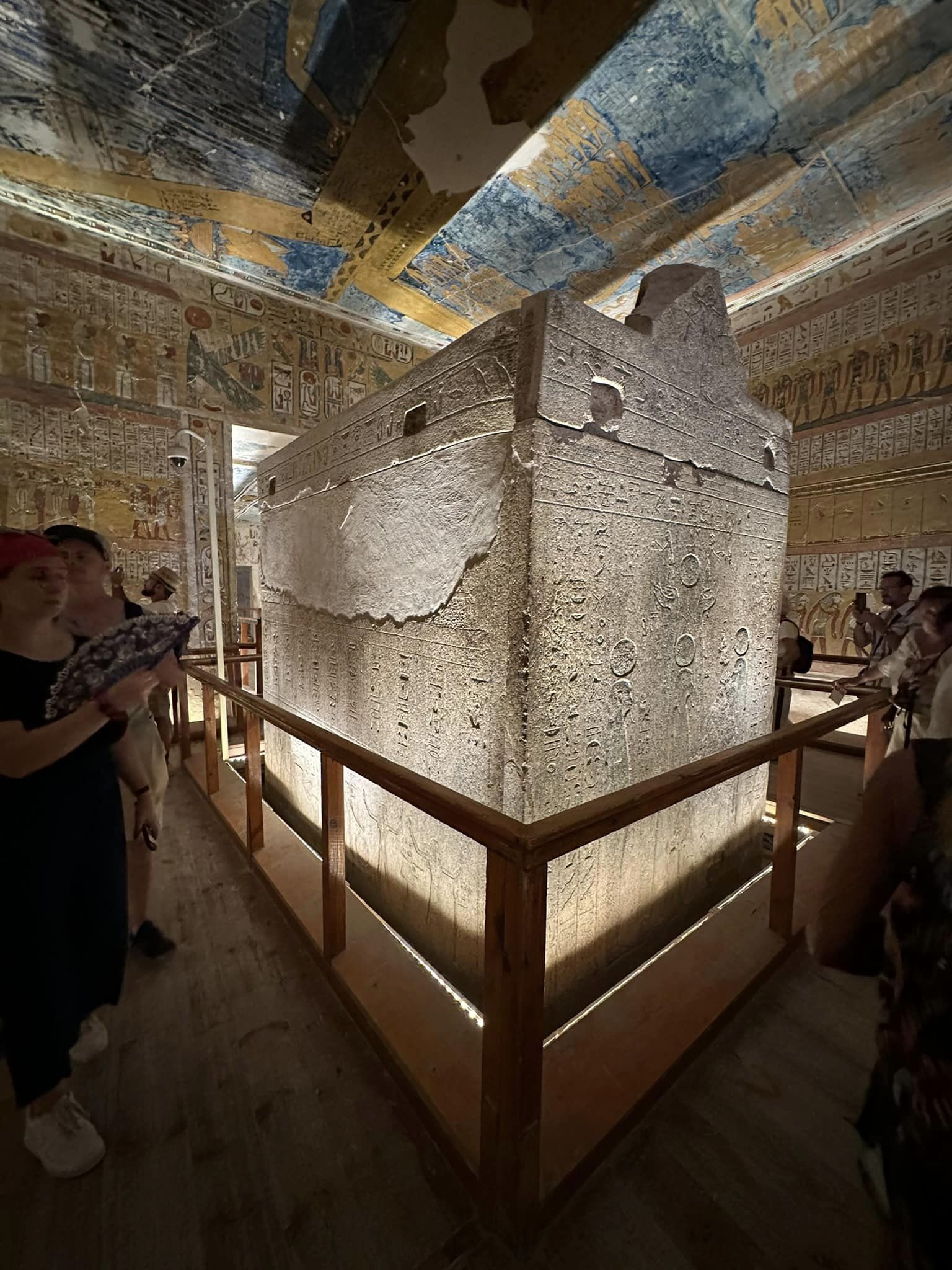 السياح خلال زيارتهم للمقابر الفرعونية