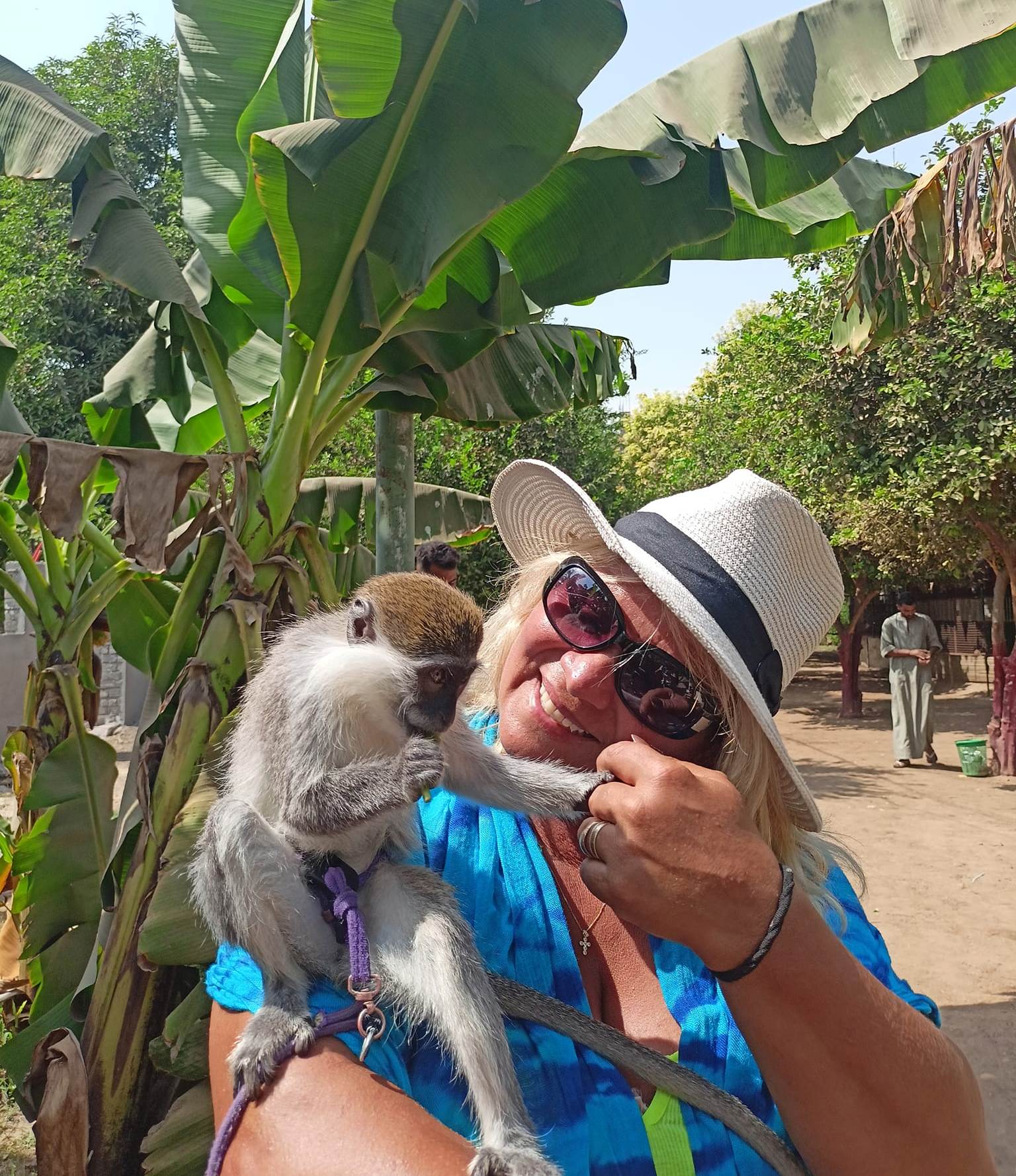 فرحة السياح باللهو مع القرود فى جزيرة الموز
