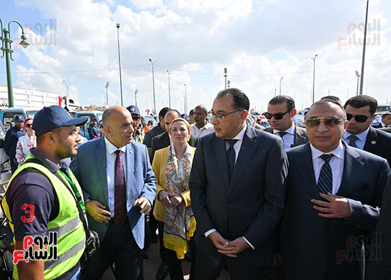 رئيس الوزراء يتابع عمل منظومة إدارة مخلفات الإسكندرية (14)