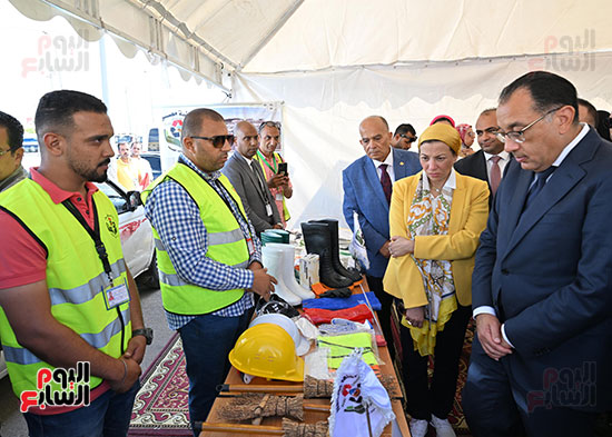رئيس الوزراء يتابع عمل منظومة إدارة مخلفات الإسكندرية (8)