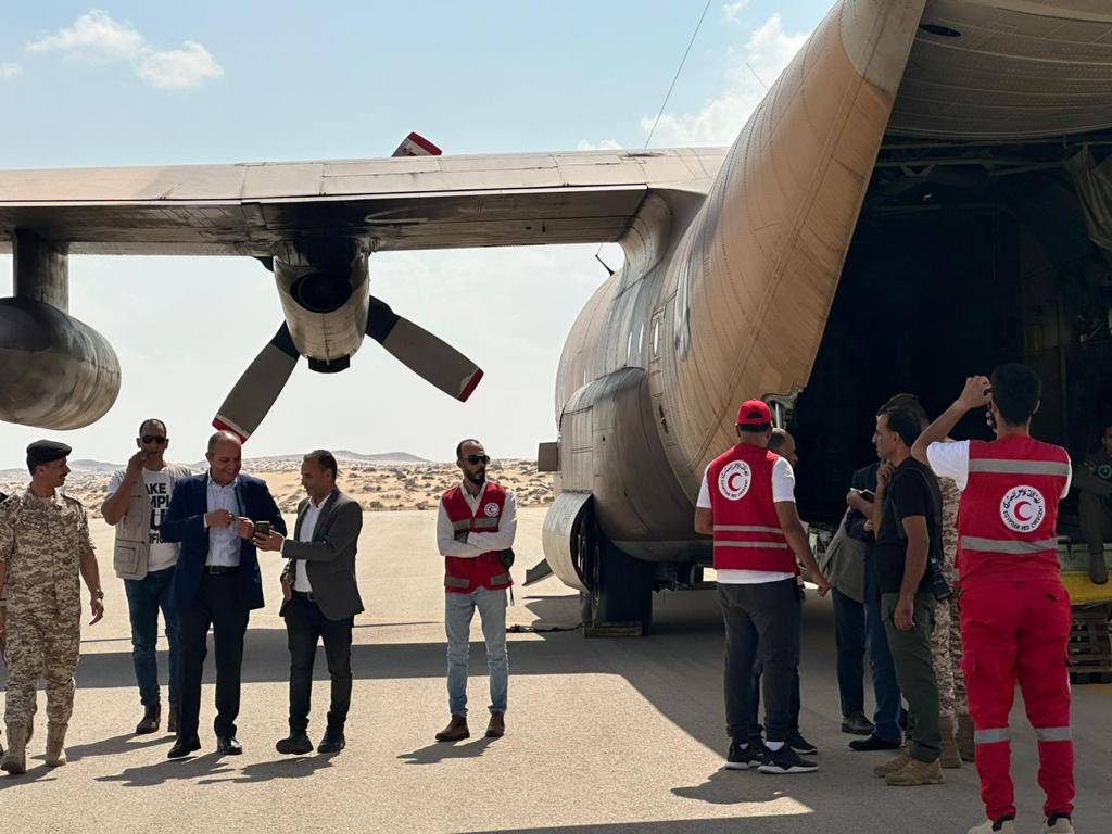 مطار العريش الدولى يستقبل أول شحنة مساعدات من الأردن تمهيدا  لنقلها إلى غزة