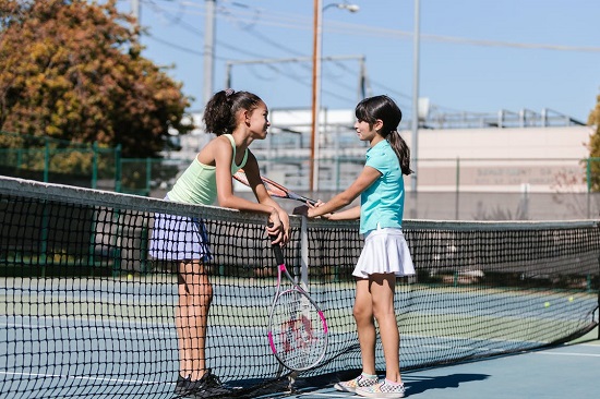 فتيات تلعب التنس