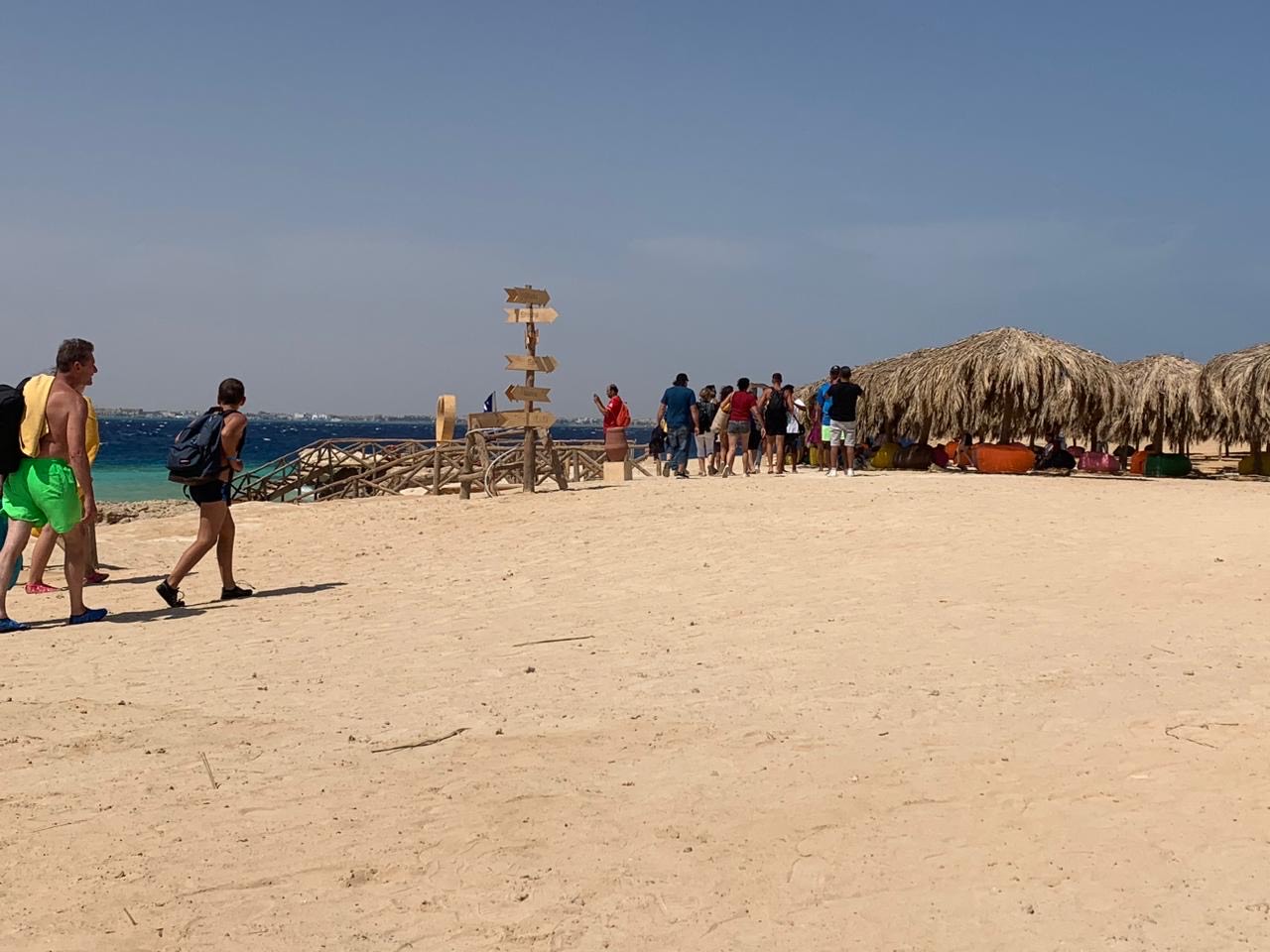 إقبال المواطنين على شواطئ الغردقة رغم إنتهاء الصيف (1)