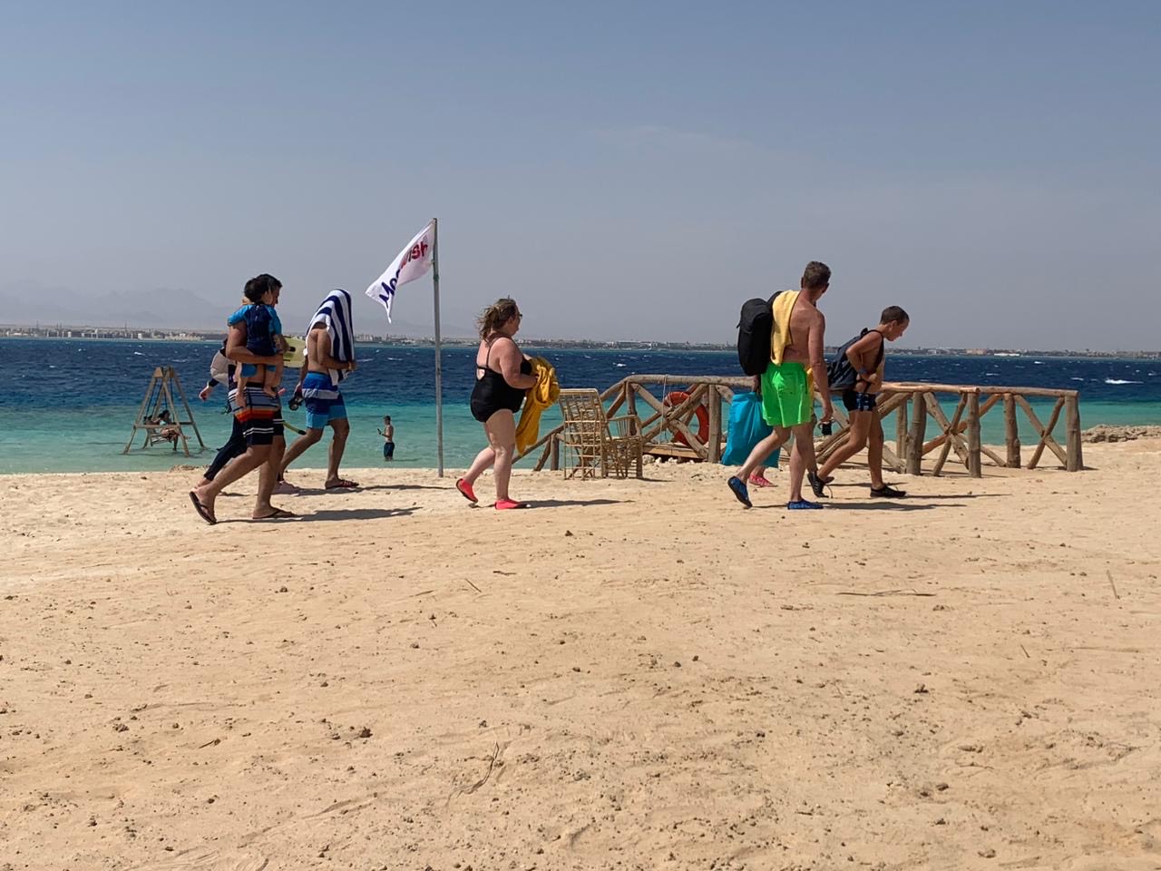 إقبال المواطنين على شواطئ الغردقة رغم إنتهاء الصيف (3)