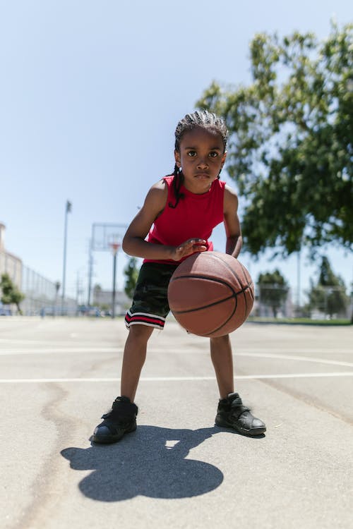 طفلة تلعب كره السلة