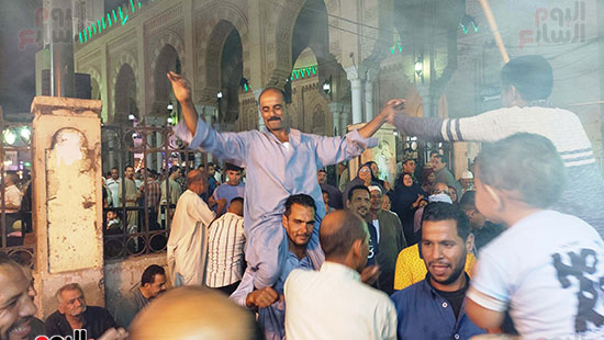 المئات-يحتشدون-في-ساحة-مسجد-سيدي-أحمد-البدوى-(5)