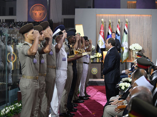 الرئيس السيسي يكرم أوائل الكليات العسكرية