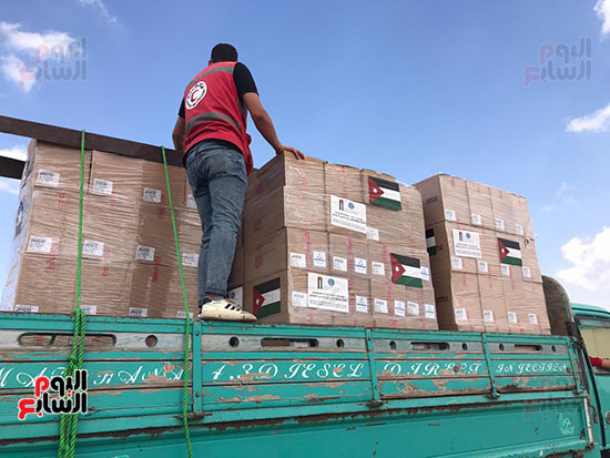  شحنة مساعدات إنسانية دولية من الأردن لمطار العريش (4)