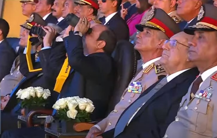الرئيس السيسي يتابع العرض العسكري