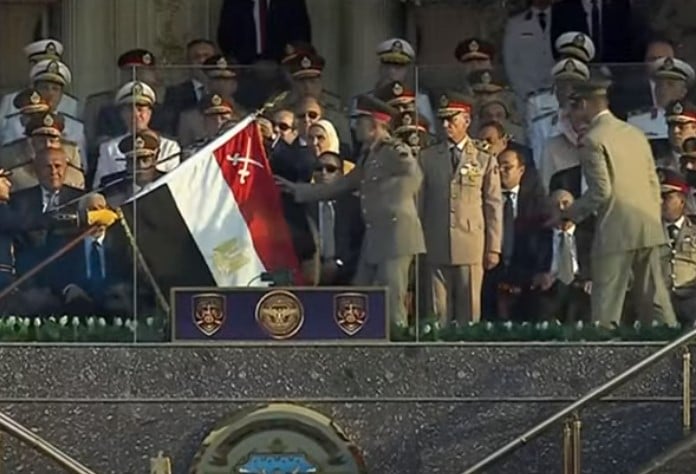 الرئيس السيسي يصدق على منح علم القوات المسلحة وسام الجمهورية العسكري