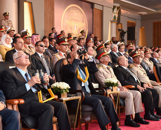 الرئيس يشهد حفل تخرج الكليات العسكرية