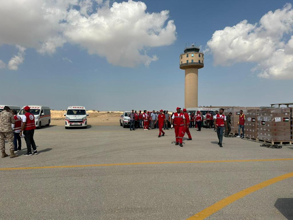 الهلال الأحمر يتسلم شحنة المساعدات الأردنية لأهالى غزة