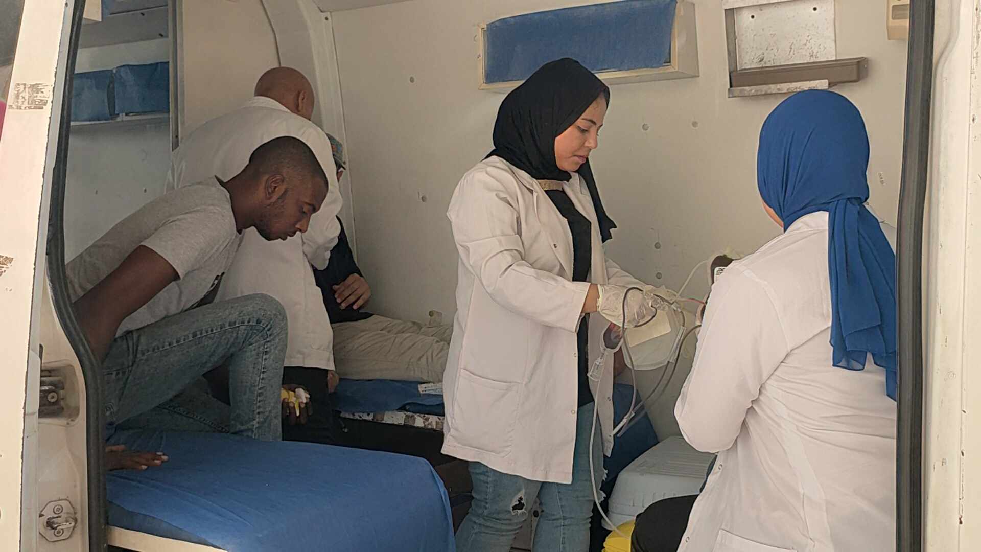 توافد الشباب للتبرع بالدم للفلسطينيين بالإسكندرية