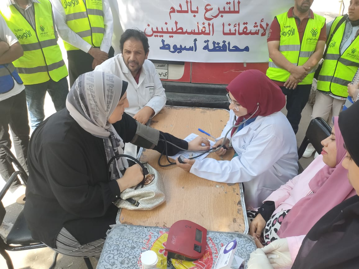  أهالي أسيوط يتبرعون بالدم لصالح الشعب الفلسطينى  (2)
