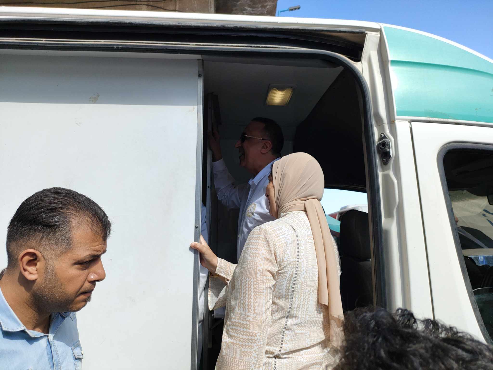 محافظ الإسكندرية يتفقد سيارة التبرع بالدم للفلسطينيين