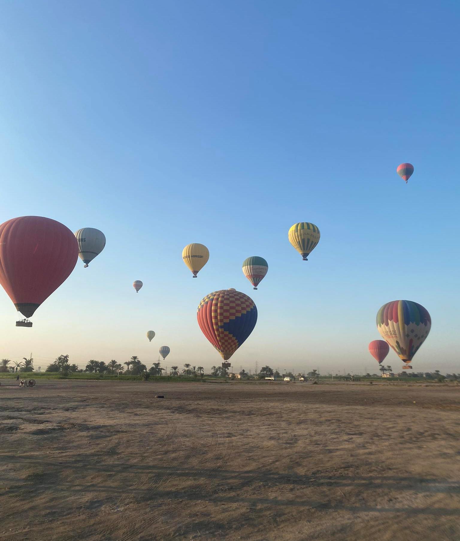 رحلات البالون خلال التحليق بسماء الأقصر