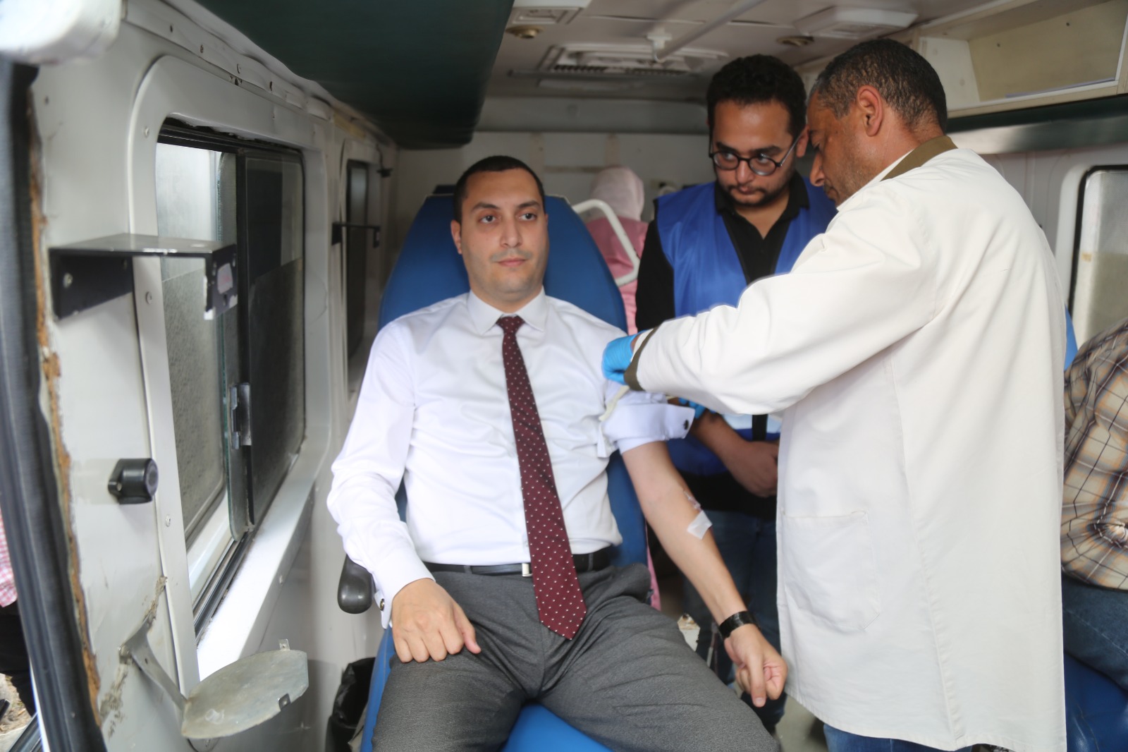نائب محافظ كفر الشيخ يتبرع بالدم