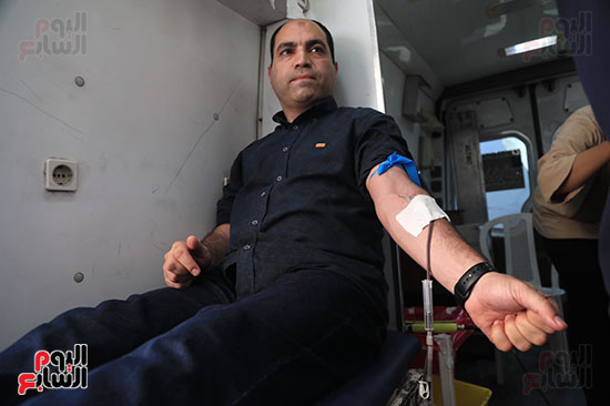 النائب عمرو درويش يتبرع بالدم   (2)