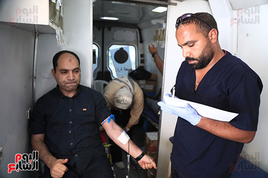 النائب عمرو درويش يتبرع بالدم   (1)