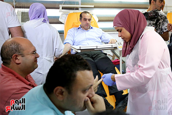رئيس حملة المرشح عبد الفتاح السيسي يتبرع بالدم