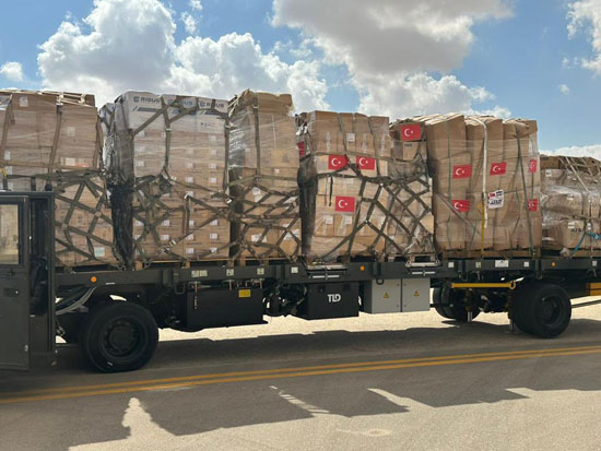 وصول-مساعدات-تركية-لقطاع-غزة-إلى-مطار-العريش-(1)