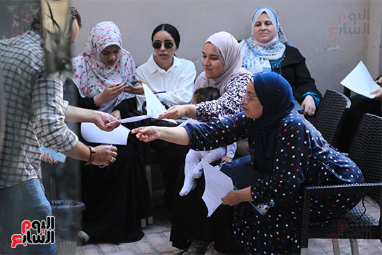 حضور كبير من السيدات والرجال والشباب للتبرع بالدم للاشقاء فى فلسطين   (4)