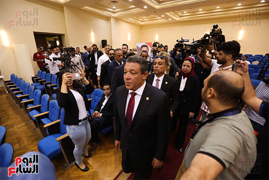 لجنة تلقى طلبات الترشح لانتخابات الرئاسة تبدأ فى فحص أوراق حازم عمر (4)