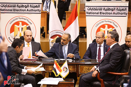 لجنة تلقى طلبات الترشح لانتخابات الرئاسة تبدأ فى فحص أوراق حازم عمر (3)