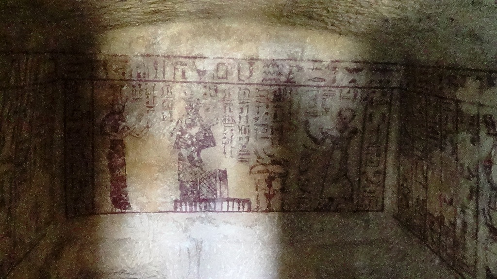 احدى المقابر الفرعونية بجمبل الموتى في سيوة
