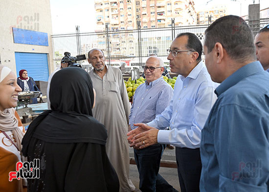رئيس الوزراء يستمع الى المواطنين داخل اسواق بورسعيد  (1)